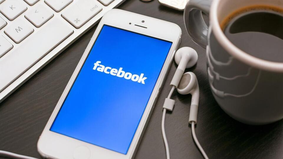 Запрет защитит пользователей от обманного контента, считают в Facebook.