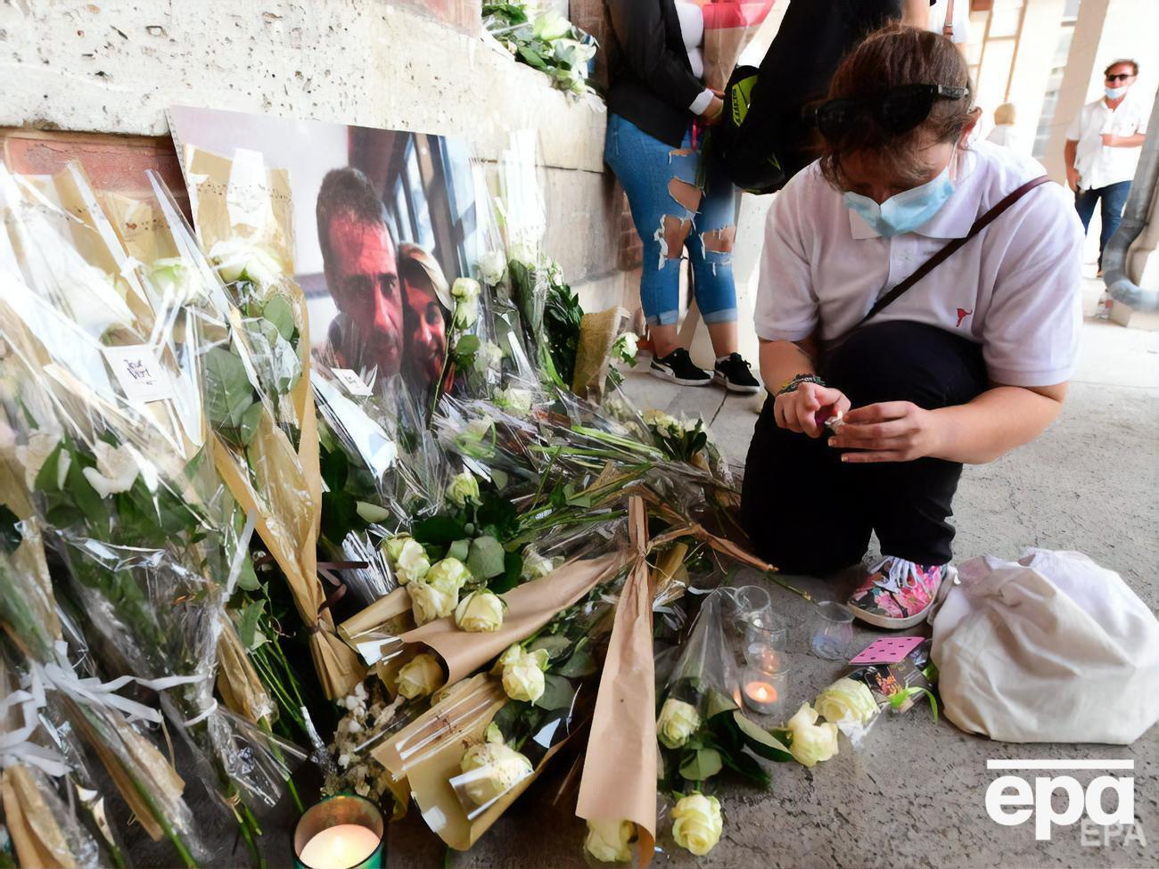 Жители Байонны несут цветы к портрету водителя Монгийо