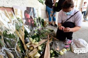 Жители Байонны несут цветы к портрету водителя Монгийо
