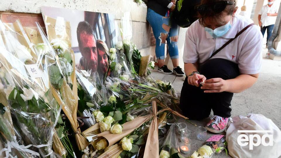 Жителі Байонни несуть квіти до портрета водія Монгійо
