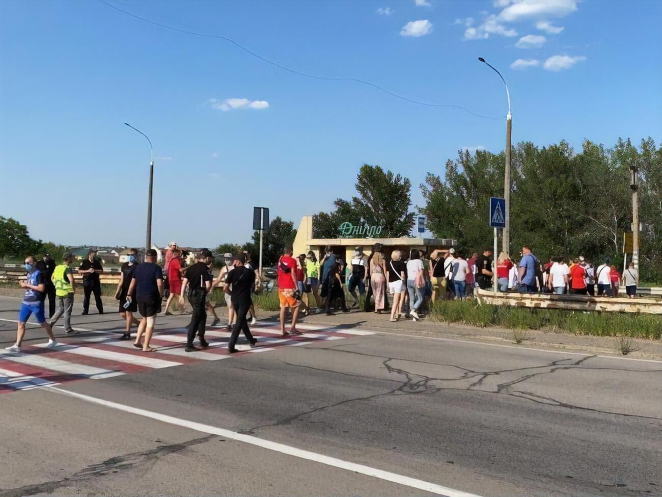 Участники акции демонстративно ходили по "зебре"