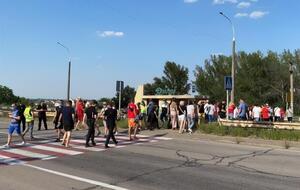 Участники акции демонстративно ходили по "зебре"