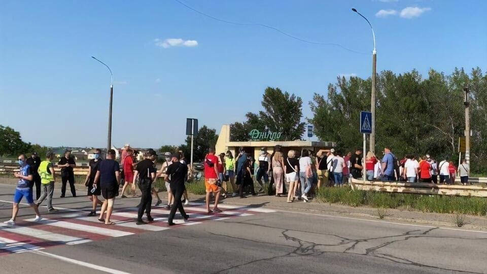 Участники акции демонстративно ходили по "зебре"