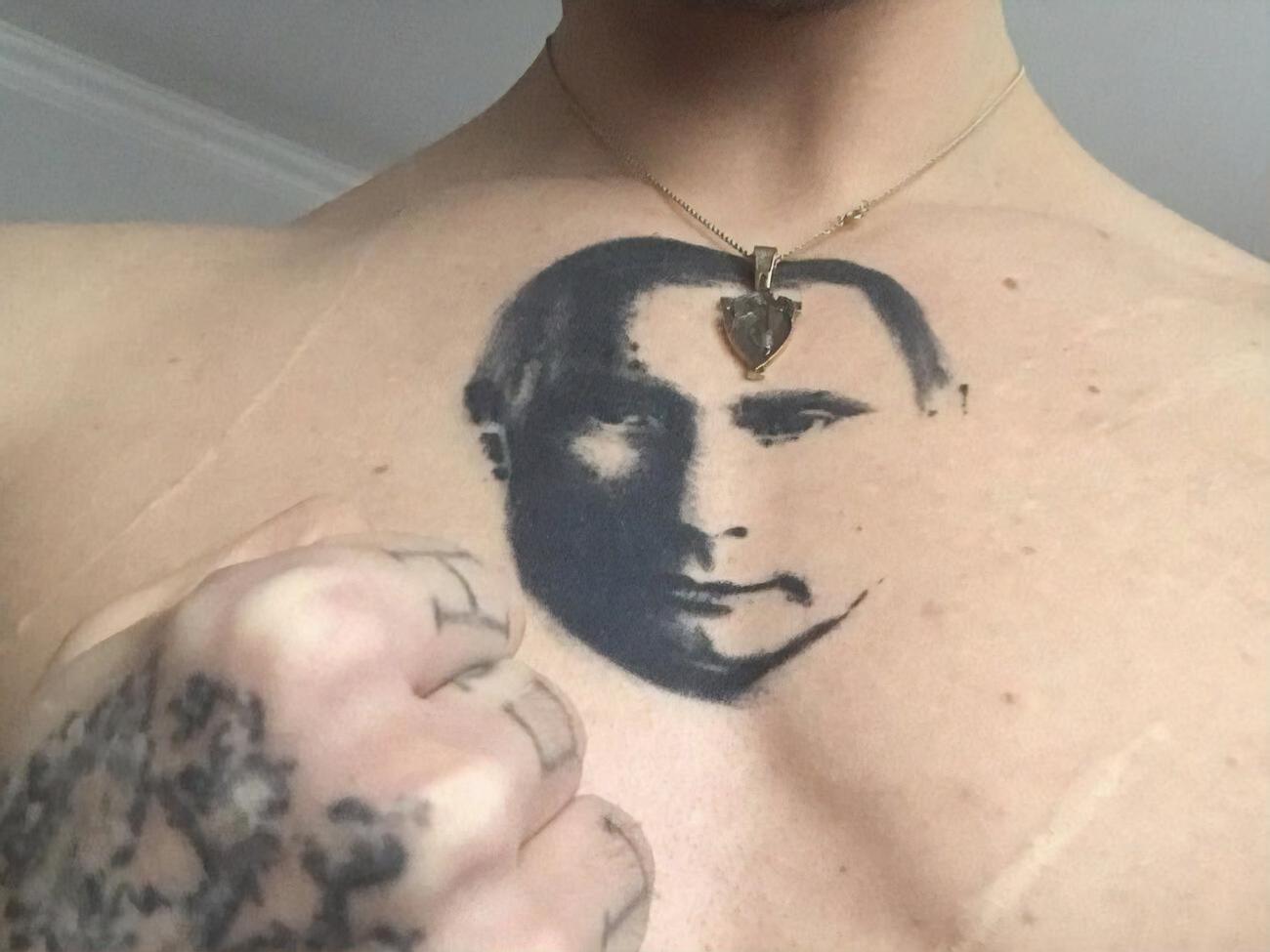 Полунин размещал в соцсетях фотографии своей татуировки