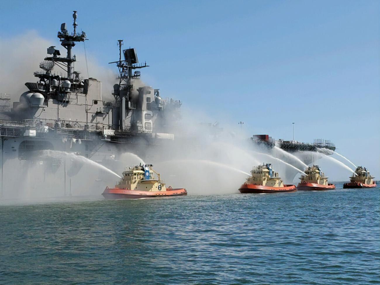 Пожежу на кораблі USS Bonhomme Richard гасять другий день