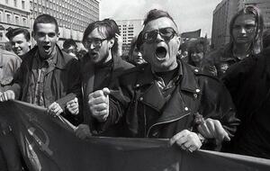 Лидеры национал-большевиков Егор Летов и Эдуард Лимонов (в центре) на митинге в начале 1990-х