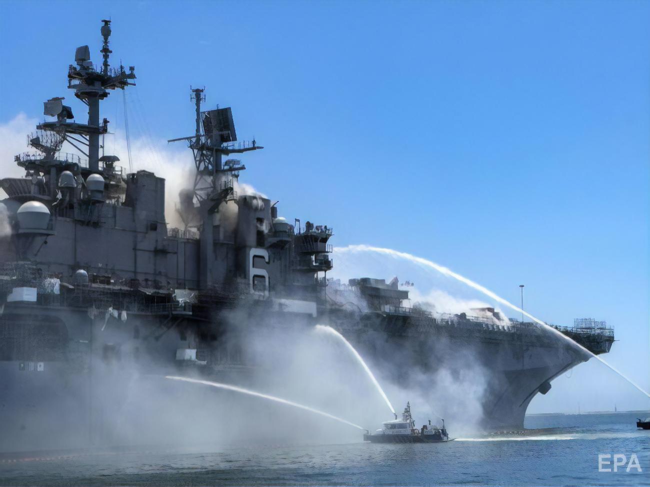 Пожар на военном корабле в Сан-Диего продолжается вторые сутки, пострадало 59 человек. Фоторепортаж