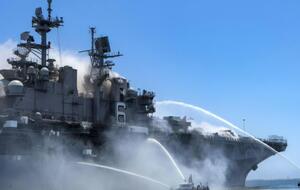 Пожар на военном корабле в Сан-Диего продолжается вторые сутки, пострадало 59 человек. Фоторепортаж