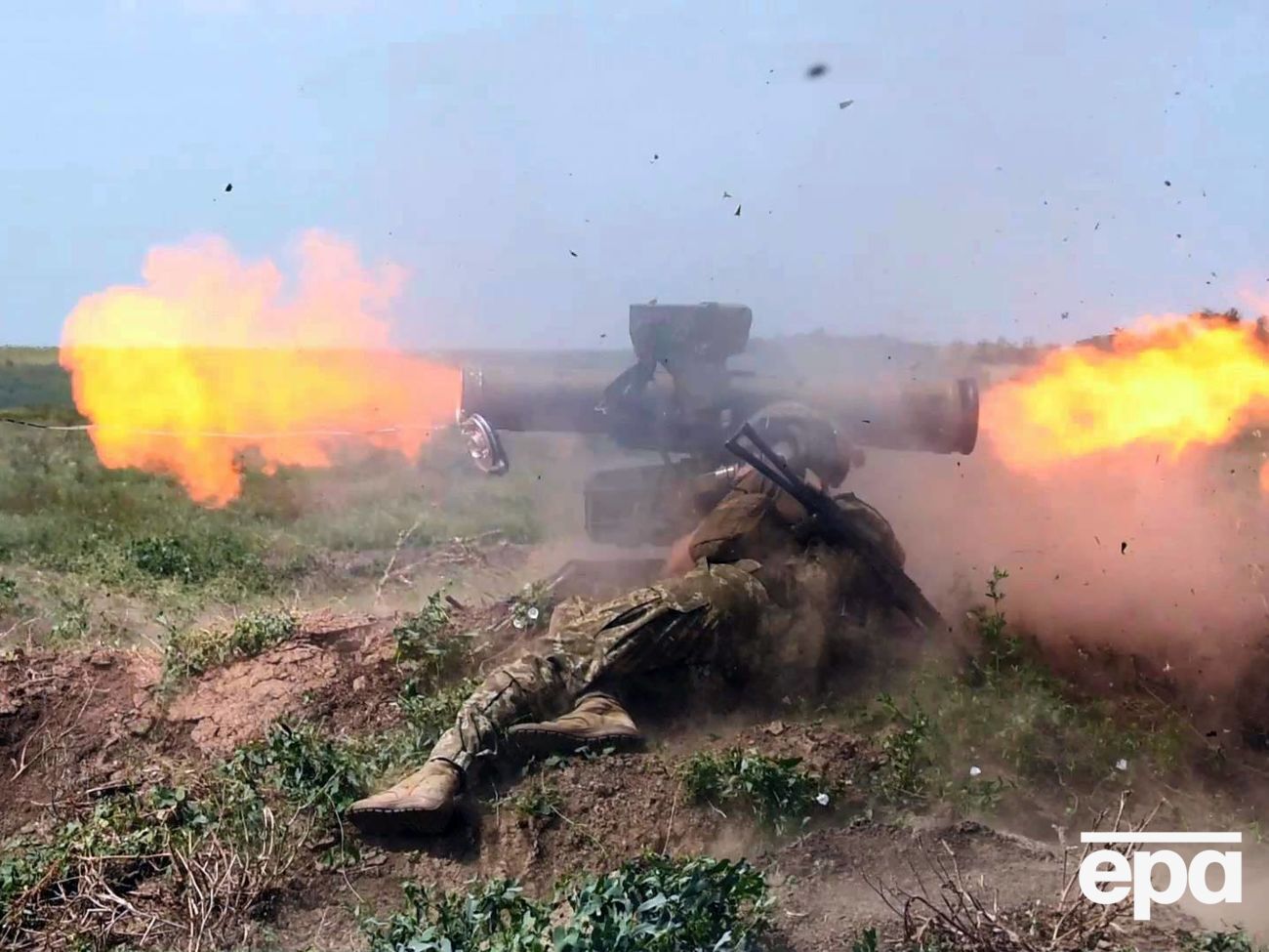 Тело погибшего медика и раненый боец остаются на поле боя