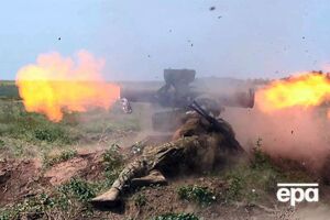 Тело погибшего медика и раненый боец остаются на поле боя