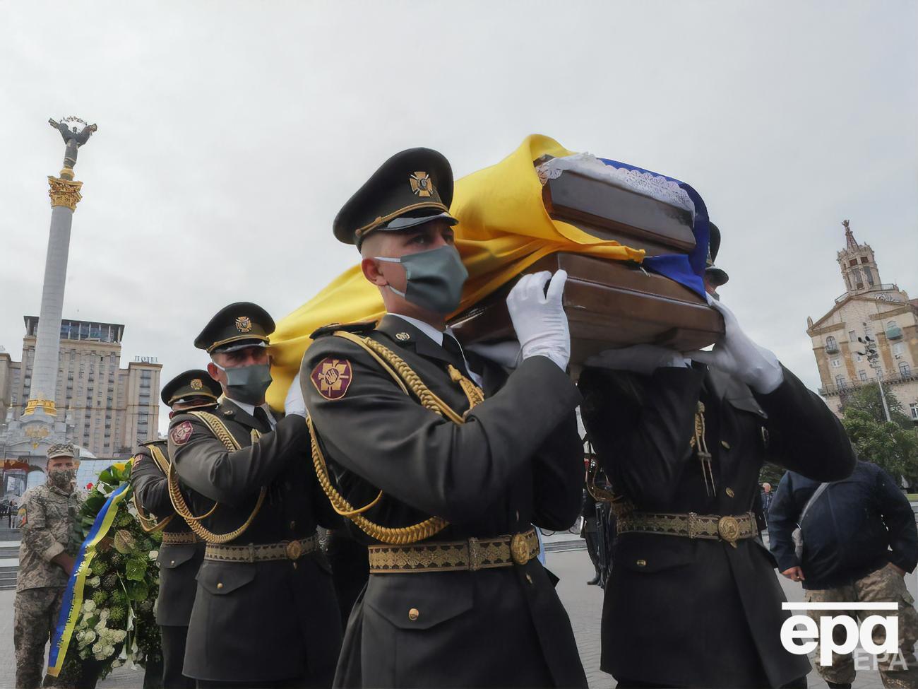 На Майдані під "Пливе кача" попрощалися з Героєм України молодшим лейтенантом Матвіївим. Фоторепортаж