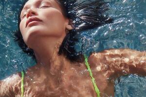 Хадід зазначила, що зйомку проводили до пандемії коронавірусу, майже рік тому