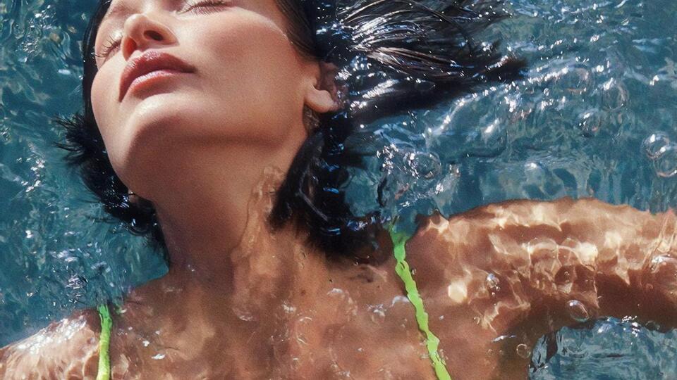 Хадид отметила, что съемка проходила до пандемии коронавируса, почти год назад