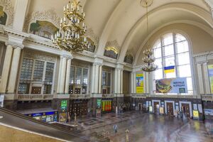 Посадка пассажиров осуществляется через прилегающие к центральному зданию переходы