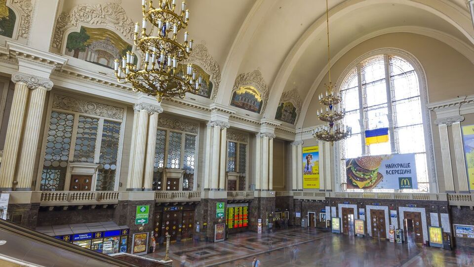 Посадка пассажиров осуществляется через прилегающие к центральному зданию переходы