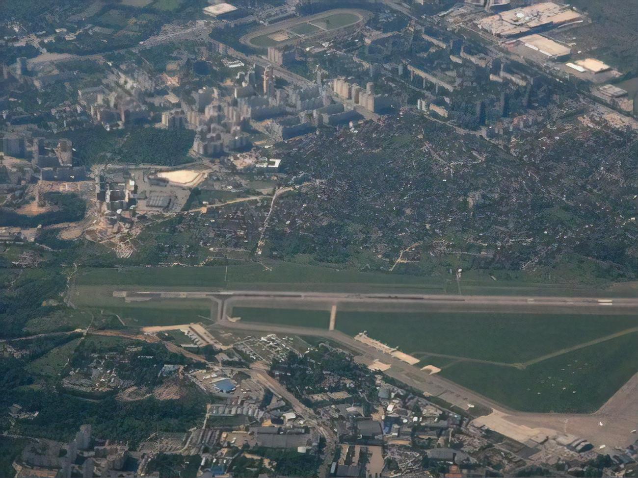 По данным местных жителей, высотное здание возводят на расстоянии менее одного метра от соседних участков