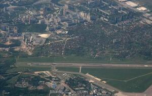 По данным местных жителей, высотное здание возводят на расстоянии менее одного метра от соседних участков