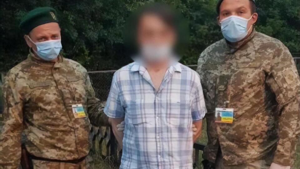 Пограничники передали задержанного правоохранительным органам