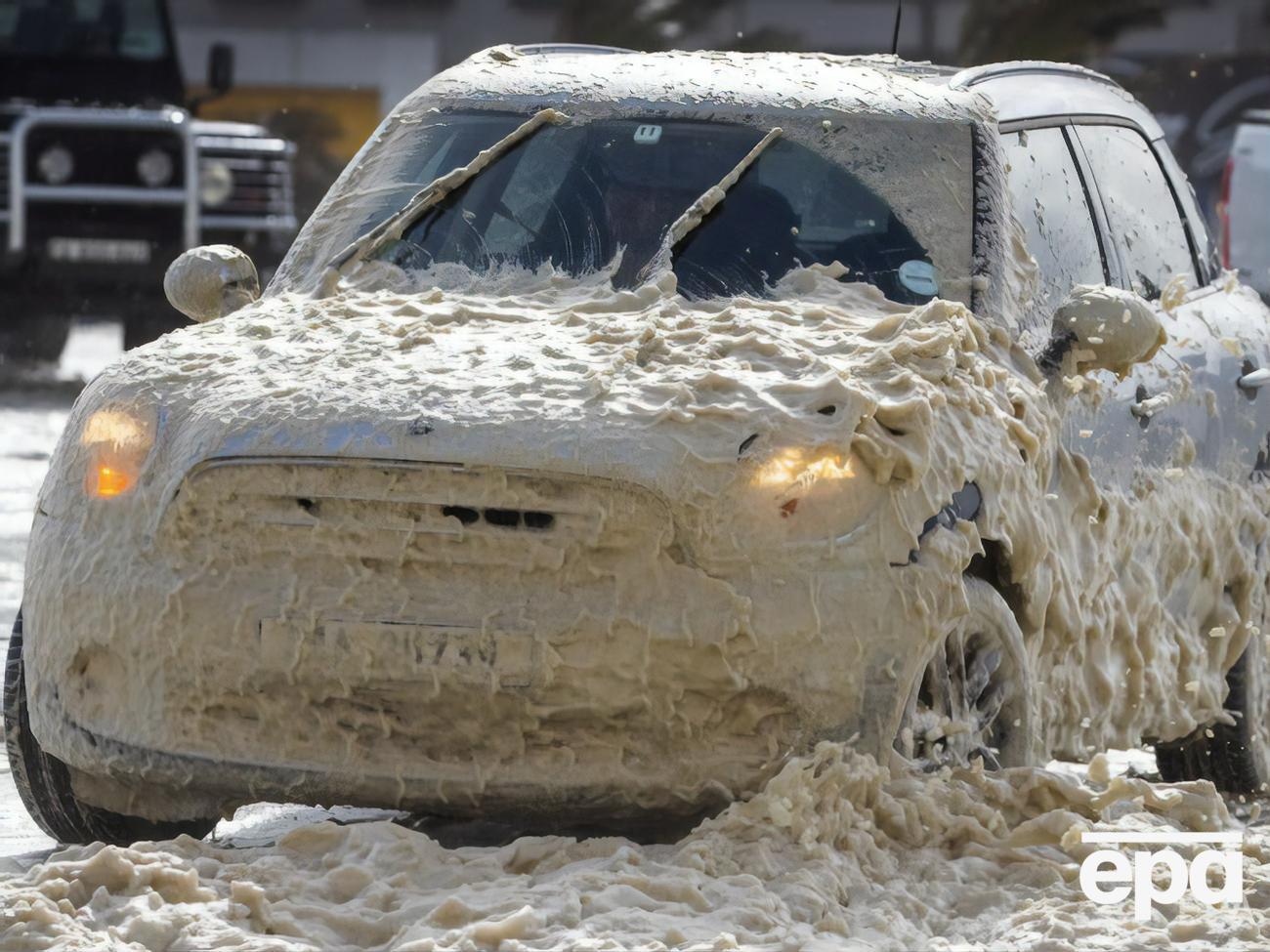 Пена снизу доверху забрызгивала автомобили