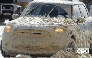 Пена снизу доверху забрызгивала автомобили