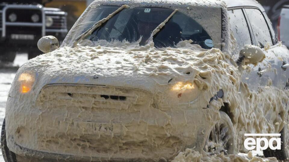 Пена снизу доверху забрызгивала автомобили