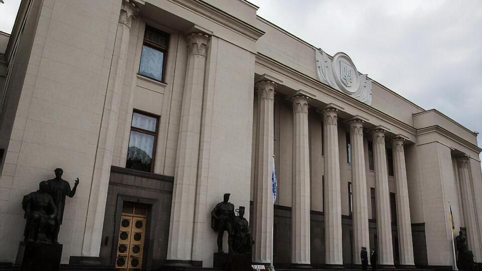 Рада собирается рассмотреть законопроект об отмене перехода школ на украиноязычное обучение
