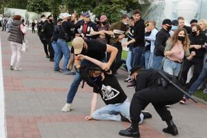 Людей, які зібралися на акцію в центрі Мінська, затримують силовики