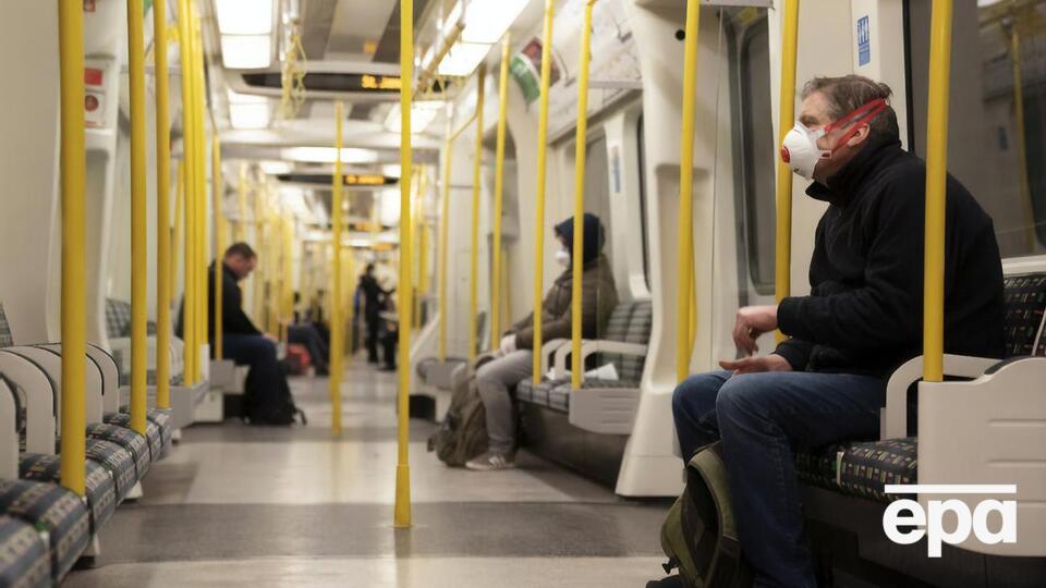 По мнению Бэнкси, все пассажиры метро обязаны быть в масках