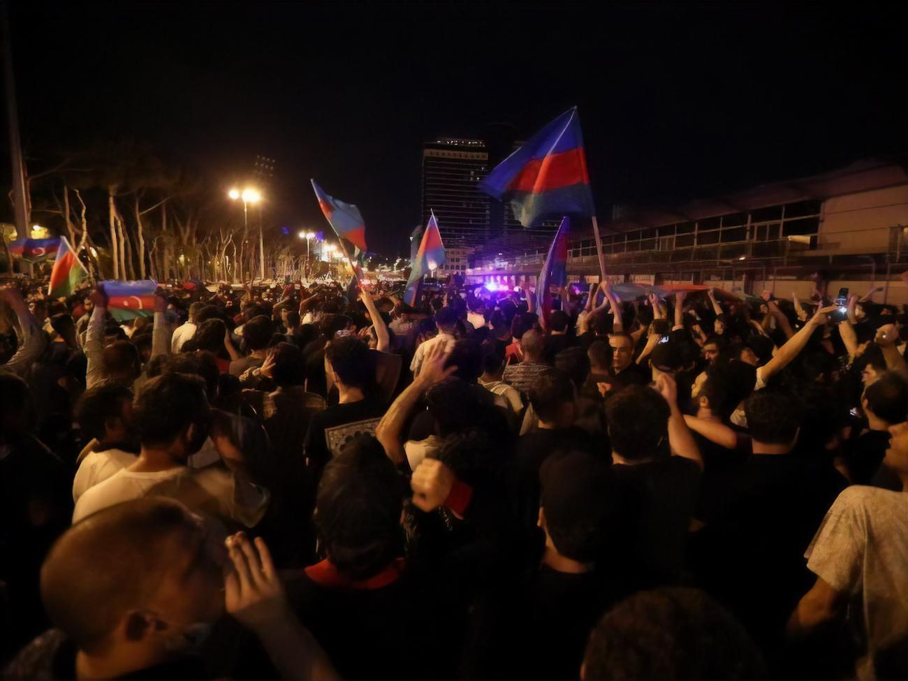 В Баку требовали объявить мобилизацию