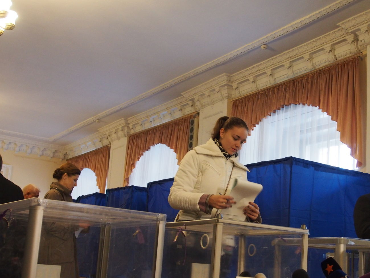 У першому турі президентських виборів у березні 2019 року Зеленський набрав 30,24% голосів