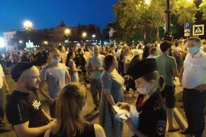 Маски роздавали жінки-поліцейські