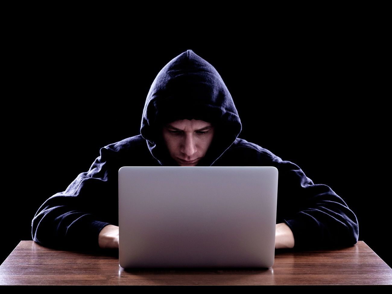 Як зазначили у СБУ, до роботи у фейкових call-центрах їх організатори залучають студентів, іноземців, незаможних