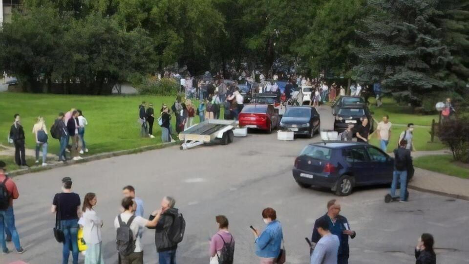 Черга розтяглася на 700 метрів