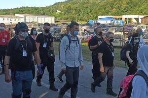 Прем'єр Новалич (у центрі) відчув нездужання після маршу миру минулого тижня