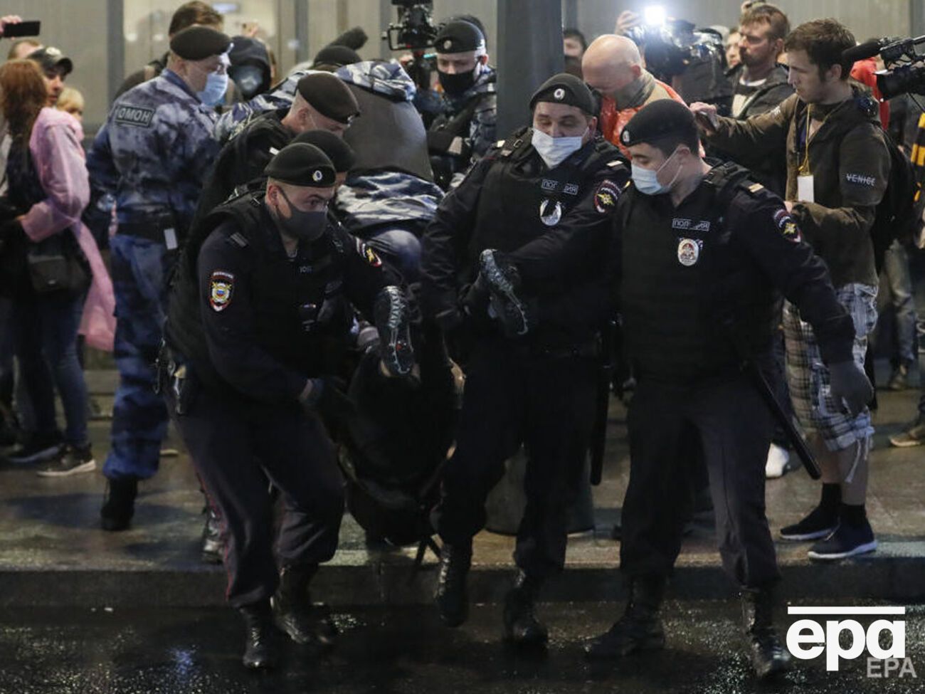 Поліція вихоплювала з натовпу людей