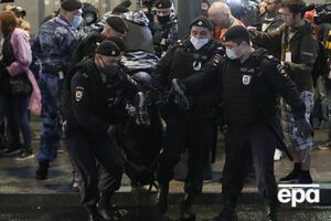 Поліція вихоплювала з натовпу людей