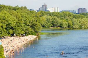 На чотирьох пляжах Києва купатися тимчасово не рекомендують