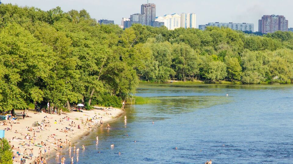На чотирьох пляжах Києва купатися тимчасово не рекомендують