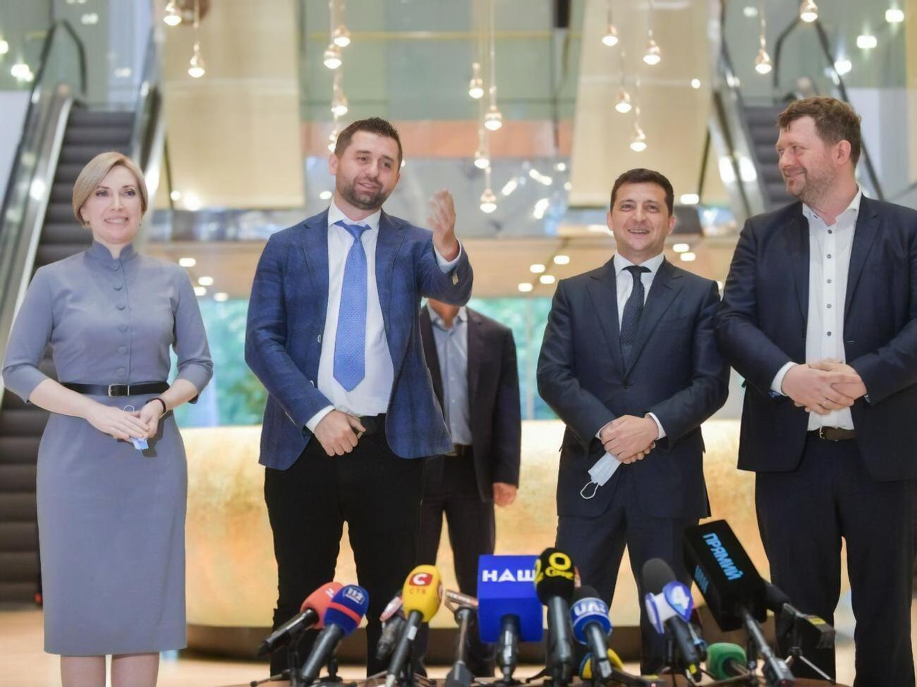 Зеленський (на фото другий праворуч): У СБУ й інших правоохоронних органів будемо просити допомоги, щоб потім не було сюрпризів