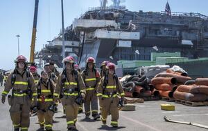 Сейчас пожарные команды исследуют каждое помещение корабля, чтобы убедиться, что все очаги возгорания ликвидированы