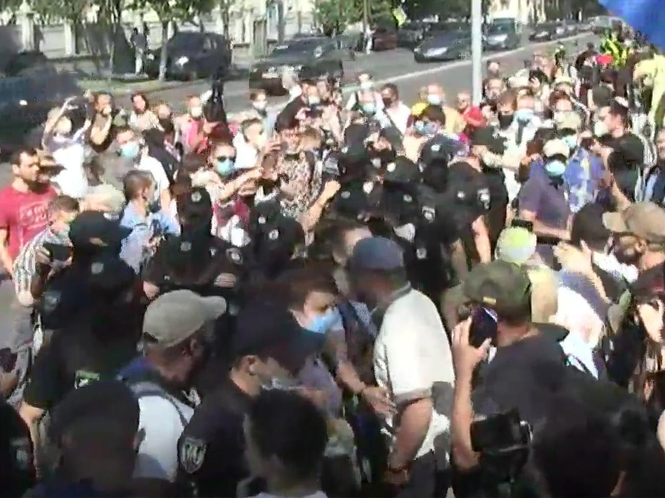 На початку мітингу між поліцією та активістами стався конфлікт