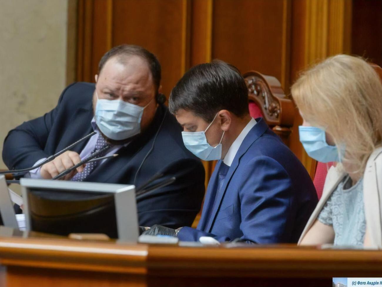 Проєкт постанови підтримало 238 депутатів, зокрема спікер Дмитро Разумков (у центрі) і перший віцеспікер Руслан Стефанчук