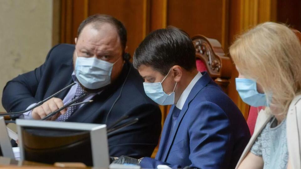 Проєкт постанови підтримало 238 депутатів, зокрема спікер Дмитро Разумков (у центрі) і перший віцеспікер Руслан Стефанчук