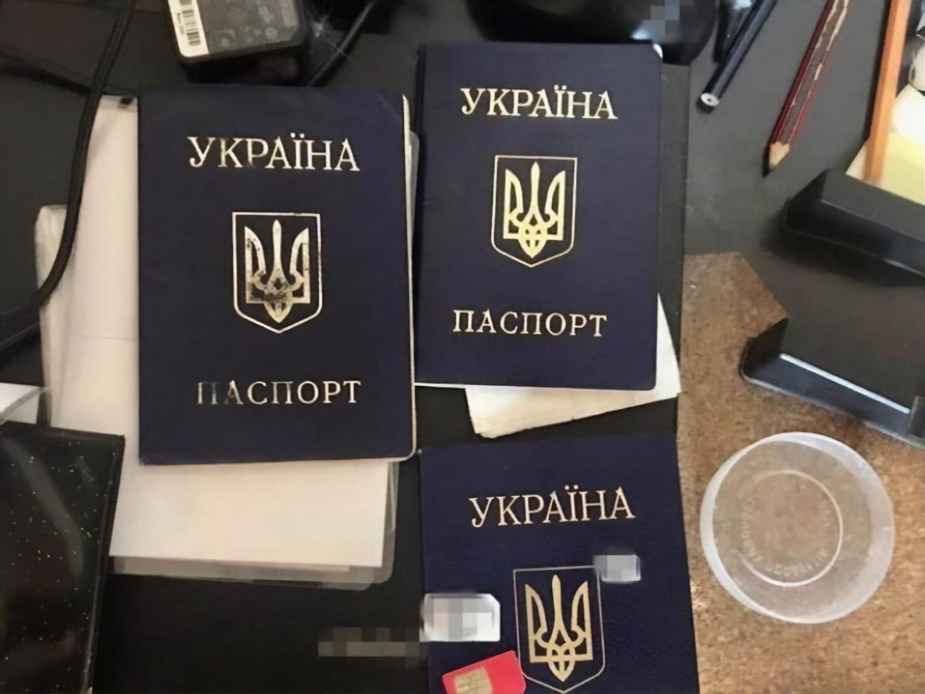 В ходе обысков изъяты поддельные паспорта, печати, оборудование для изготовления фальшивых документов