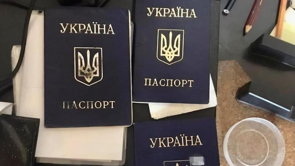 В ходе обысков изъяты поддельные паспорта, печати, оборудование для изготовления фальшивых документов