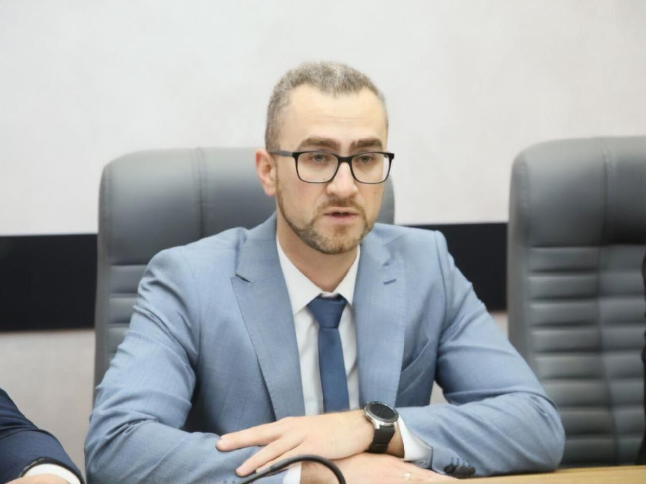 У Дмитрия Романюка есть степень кандидата экономических наук и два высших образования