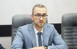 У Дмитра Романюка є ступінь кандидата економічних наук і дві вищі освіти