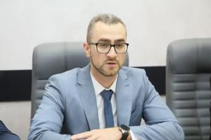 У Дмитрия Романюка есть степень кандидата экономических наук и два высших образования