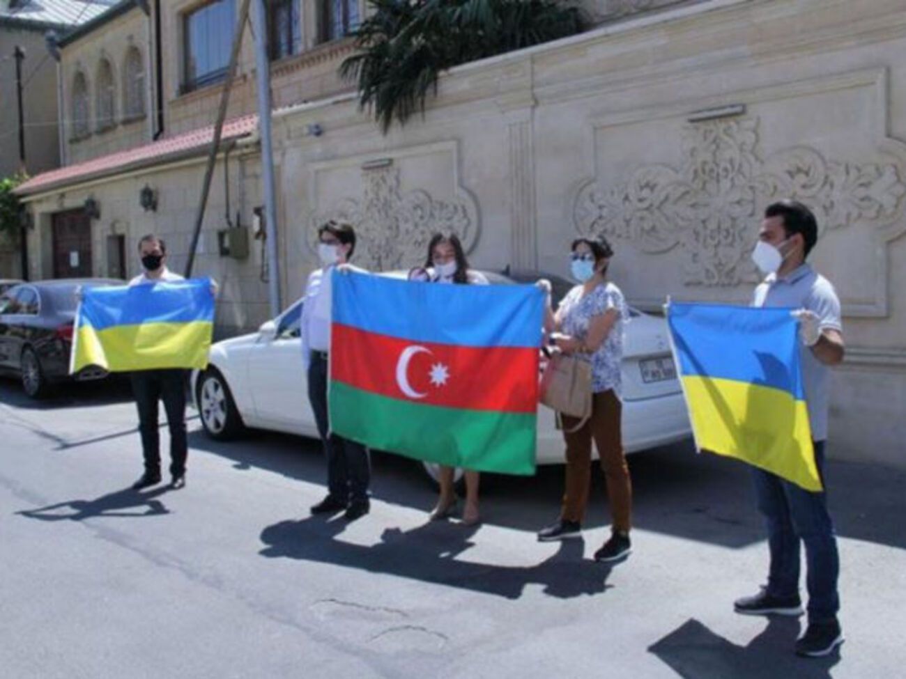 Сотрудники посольства Украины в Баку поблагодарили азербайджанских активистов