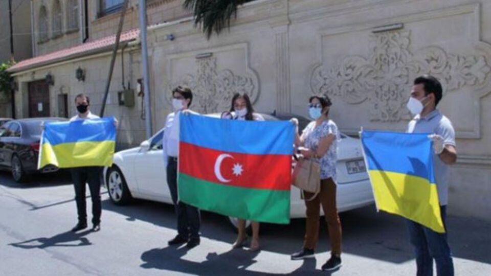 Сотрудники посольства Украины в Баку поблагодарили азербайджанских активистов